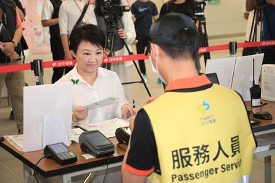 五星級199早鳥月票今起預購! 盧市長與市民排隊購買嗨喊:有省錢