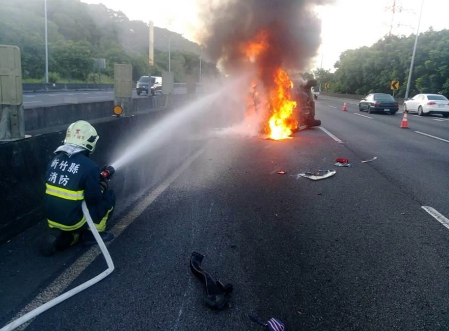 火燒車事故（圖：交通部高公局）
