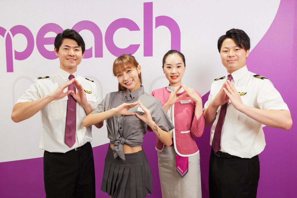 壽司郎一日店長 林襄與樂桃航空機長與空服員(圖:台灣壽司郎提供)