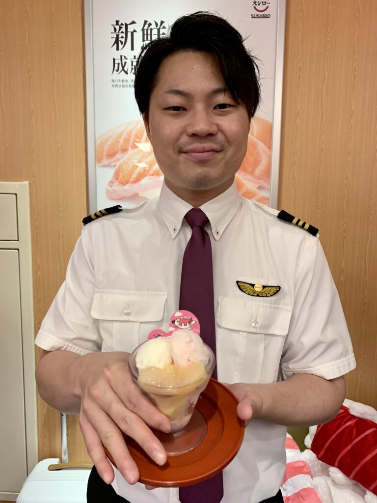 樂桃航空派出真的機長來推廣台灣壽司郎主打餐點桃子滿滿聖代(圖:威傳媒記者林志毅攝)