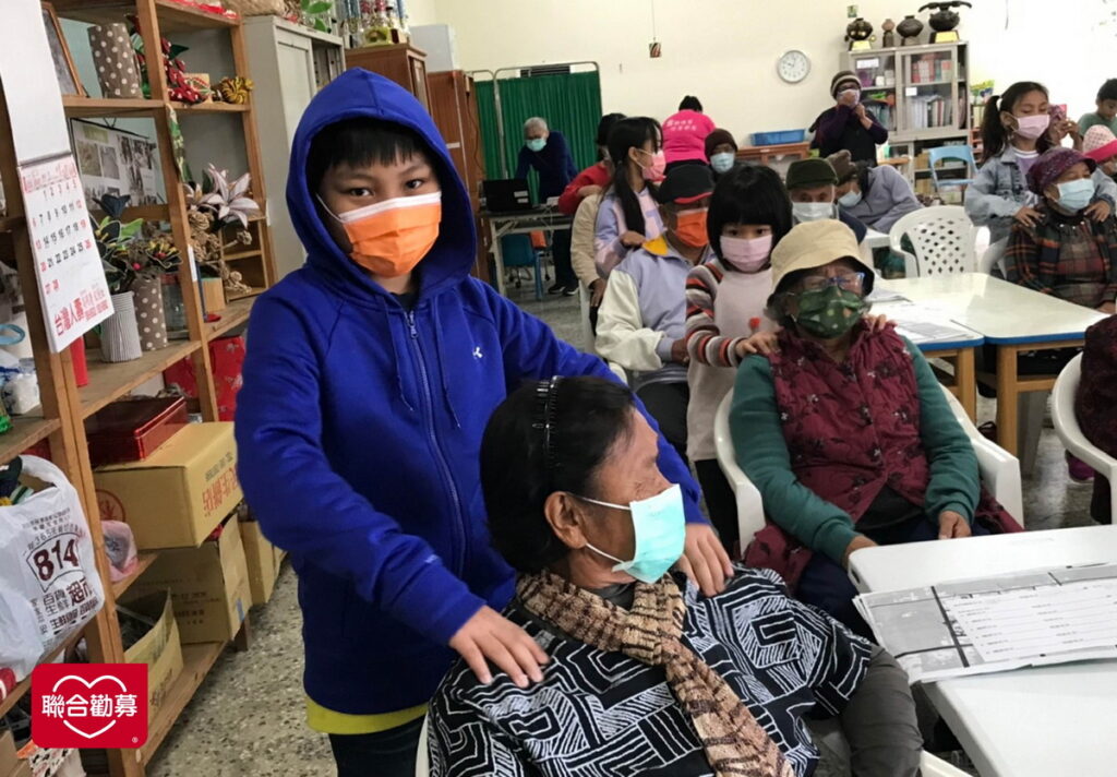 部落中的老幼互動