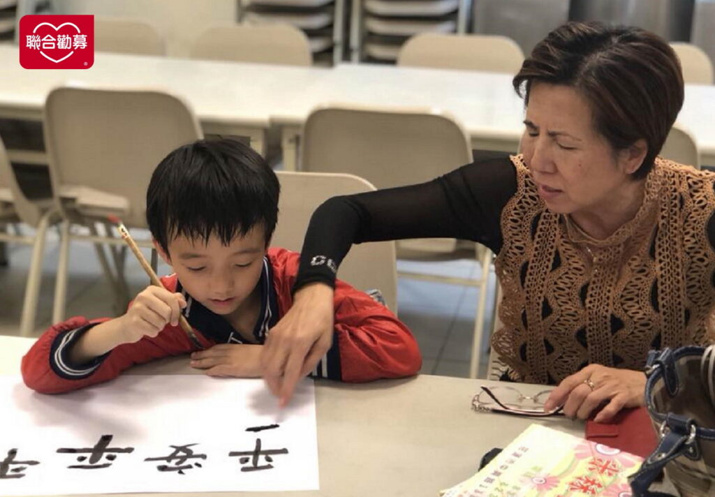 翔翔與阿嬤一起參加活動