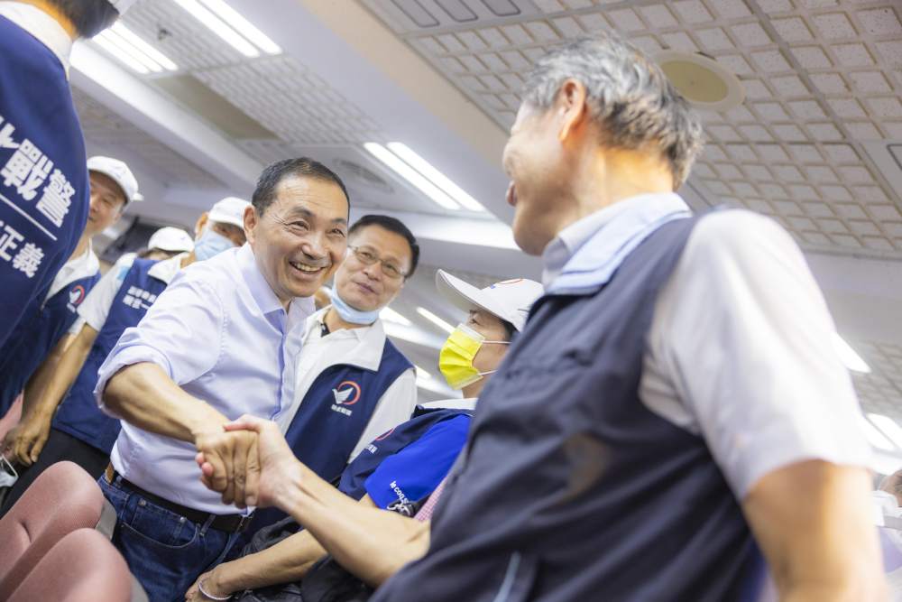 警察節端牛肉 侯友宜:當選機動調整最高年功俸 288 警察節端牛肉 侯友宜:當選機動調整最高年功俸 287