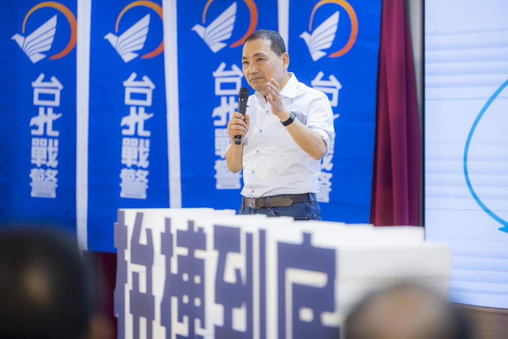 警察節端牛肉 侯友宜:當選機動調整最高年功俸 286 警察節端牛肉 侯友宜:當選機動調整最高年功俸 285