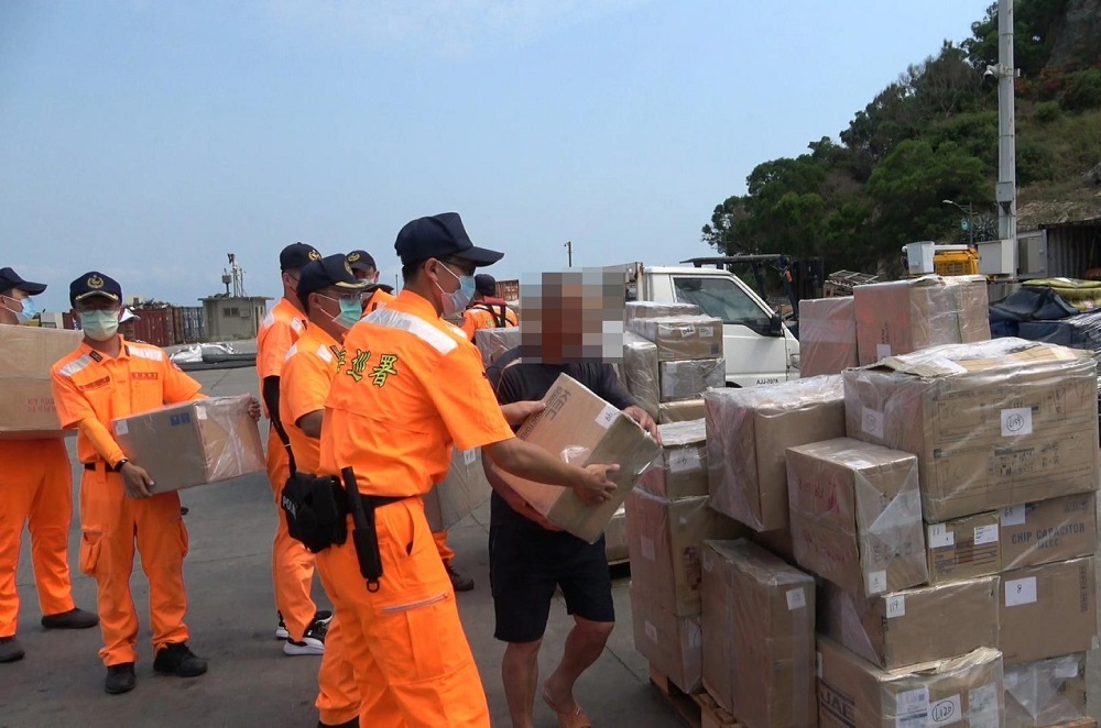 涉與中國船舶併靠走私　台籍貨船被查獲短少328箱民生物資 275