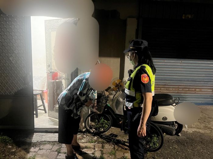 老婦人夜深路倒 警方協助安全護送返家