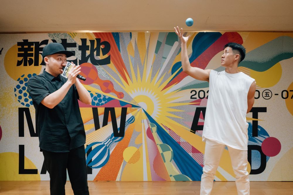 表演團創造焦點馬戲演出搭配節奏口技表演者暖場演出。〈文化局提供〉