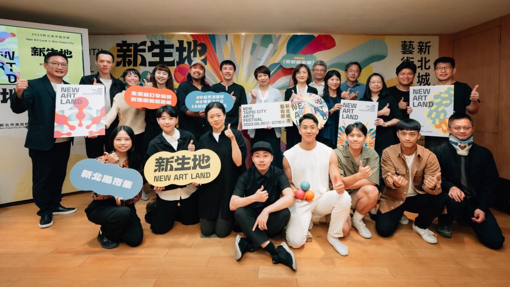 新北市副秘書長龔雅雯、文化局長張䕒育及新北城市藝術節策展人與參展藝術家及團隊合影。〈文化局提供〉