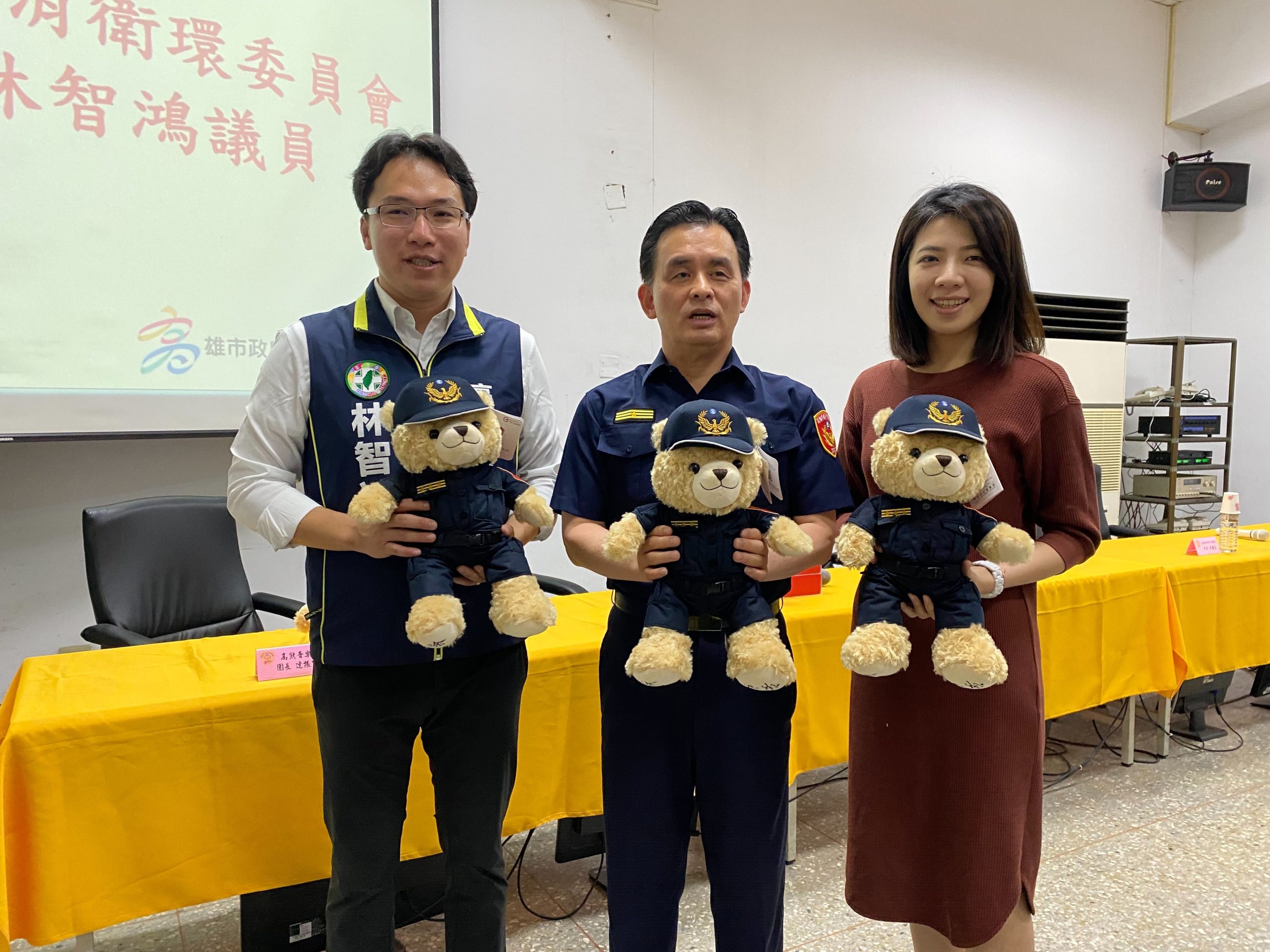 警察節慰勞分局！林智鴻贈警察熊、沐浴組、加菜金為警察基層加油打氣