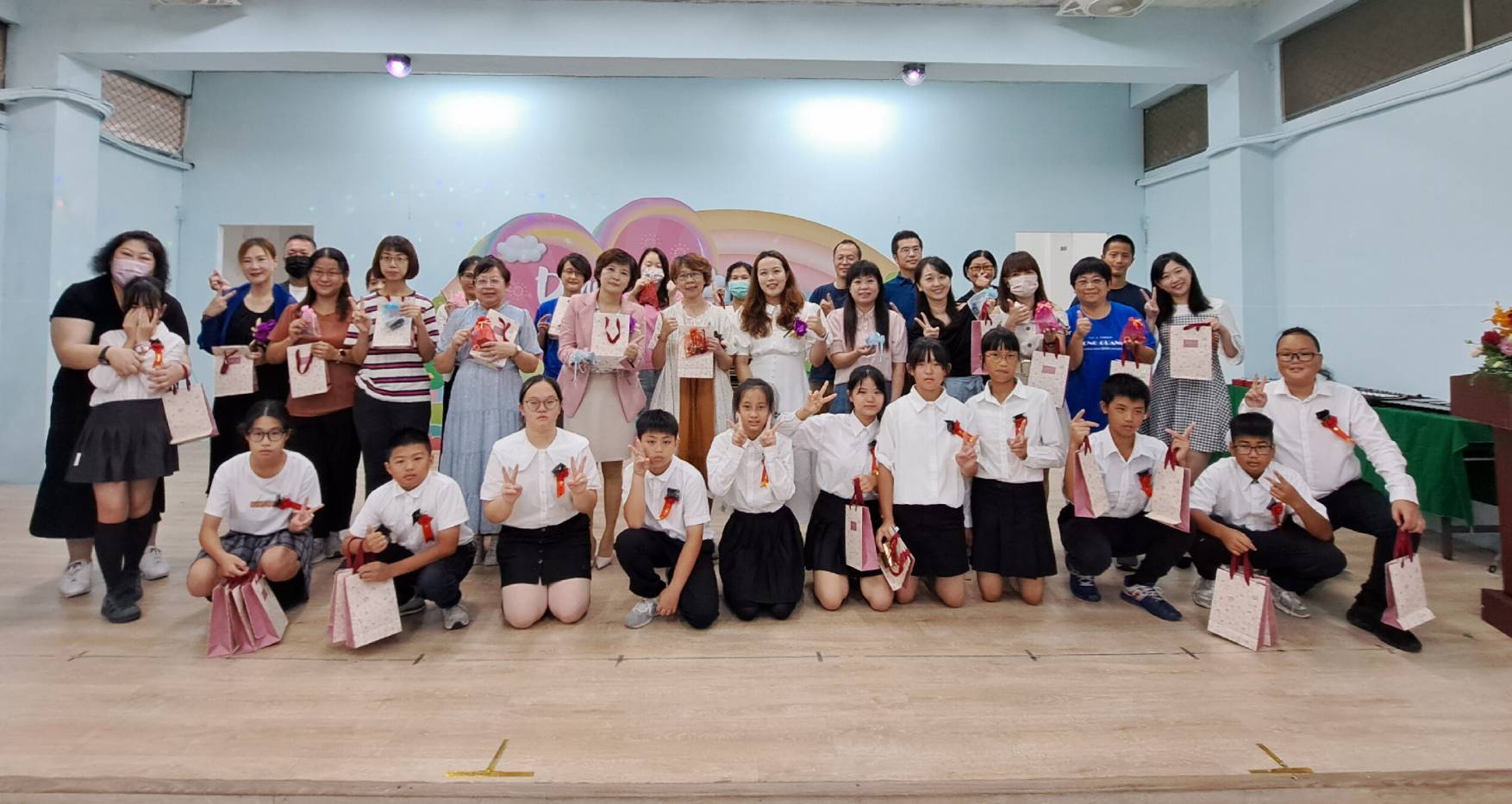 東光國小畢業生離情依依「鞋」以致用謝師恩