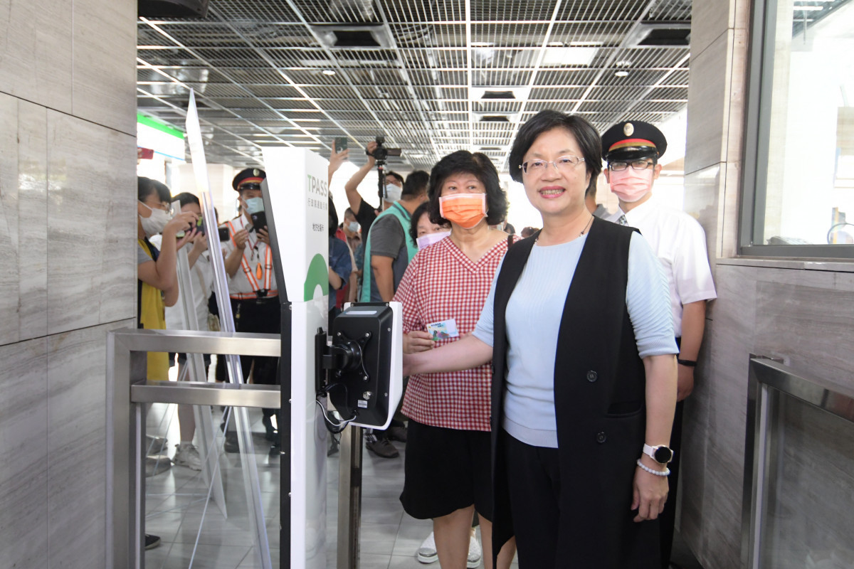 縣長王惠美示範用長青卡乘車感應口。圖/者鄧富珍攝