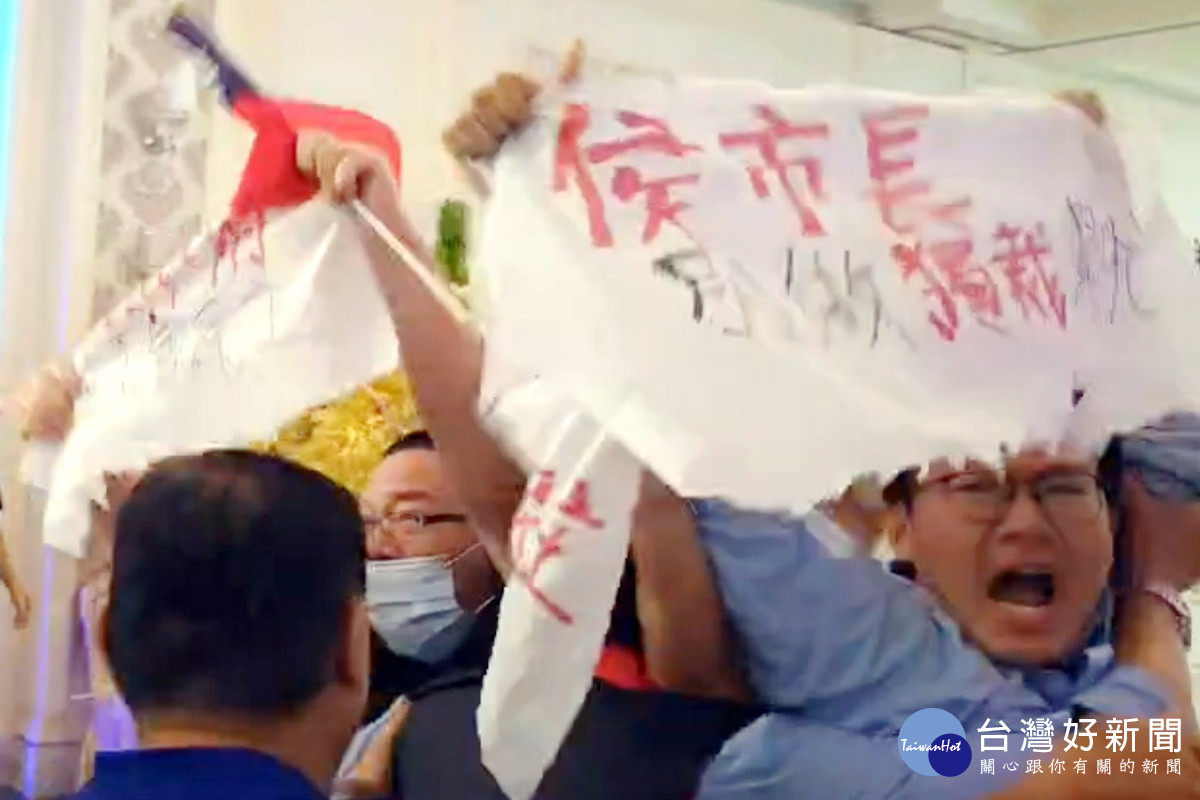 國民黨總統參選人侯友宜受邀出席「黃埔建校99週年」活動時,遭民眾持白布條抗議。