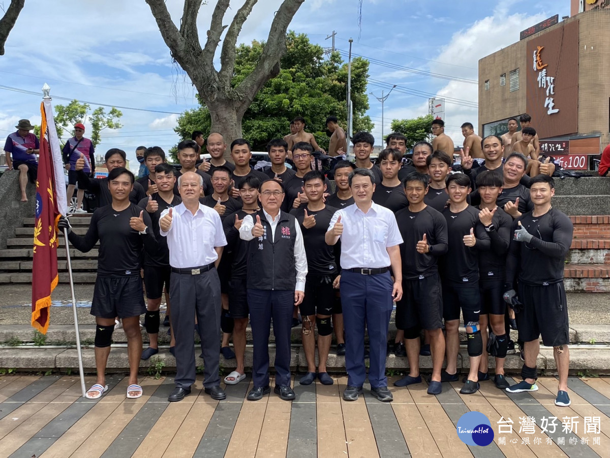 桃警團隊龍舟隊馬不停蹄訓練,局長吳坤旭蒞臨鼓勵及慰問。