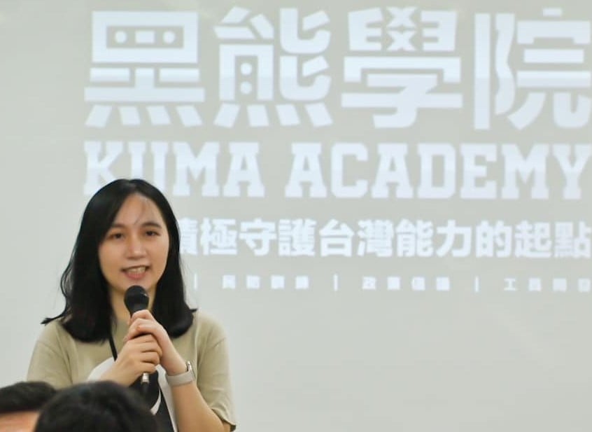 台灣基進台南黨部執行長吳依潔爆料陳柏惟去年威脅黨主席提名酒駕、劈腿慣犯的堂哥陳玄曄參選議員。翻攝吳依潔臉書