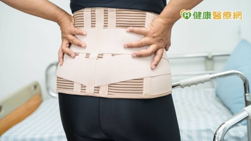 腰扭傷背痛蔓延至腳底　竟是椎間盤突出壓迫神經