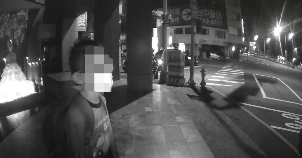 ▲圖說:半夜時分,一名揹著書包的男童獨自走在騎樓,員警見狀趨前關心 (圖/台中市政府提供)