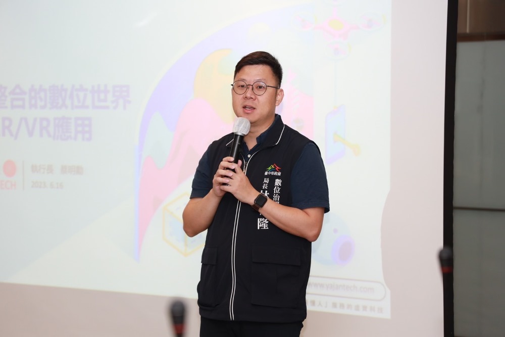 台中市數位局林谷隆局長在「虛實整合的數位世界-AR/VR應用」講座指出,中市致力發展智慧城市。(圖/台中市政府)