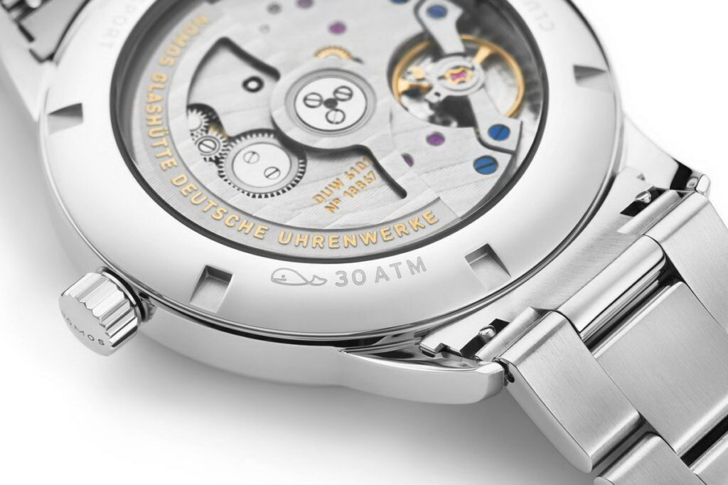 NOMOS Club Sport neomatik 42 date採取透背設計,展現德系機芯工藝之美