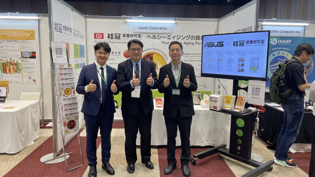 桂冠實業營銷副總王振宇、高齡權威陳亮恭醫師、華碩電腦機器人暨智慧應用總經理王恒聰於研討會中合影(由左至右)