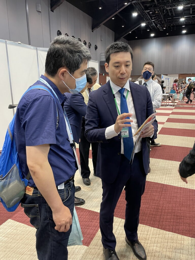 桂冠團隊與各國醫療專業人士於醫學會中分享交流