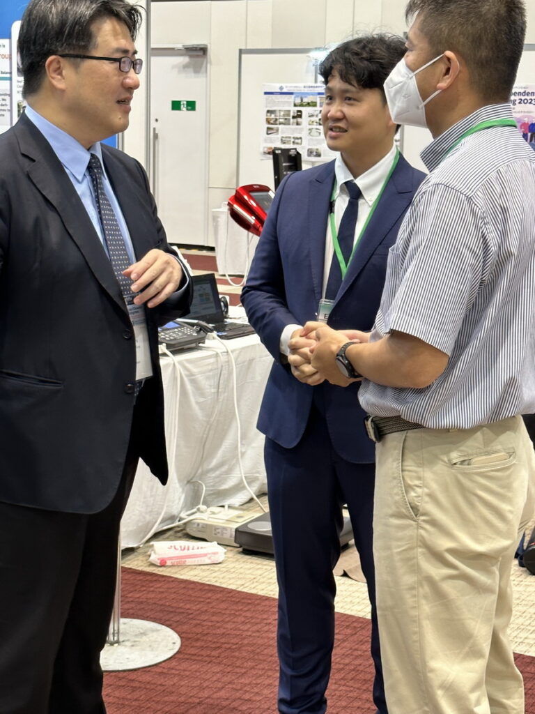 高齡權威陳亮恭醫師、桂冠實業營銷副總王振宇、花蓮慈濟醫院羅慶徽副院長展會現場交流