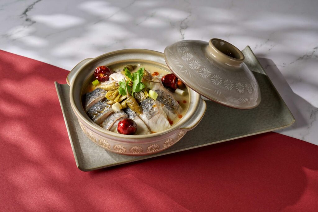 圖4.福容福隆店 _「酸菜濃湯浸泉鱸」熬煮厚實鱸魚濃湯,加入客家酸菜、山野泡椒提升口感層次,淋上特製辣油,酸爽帶勁。