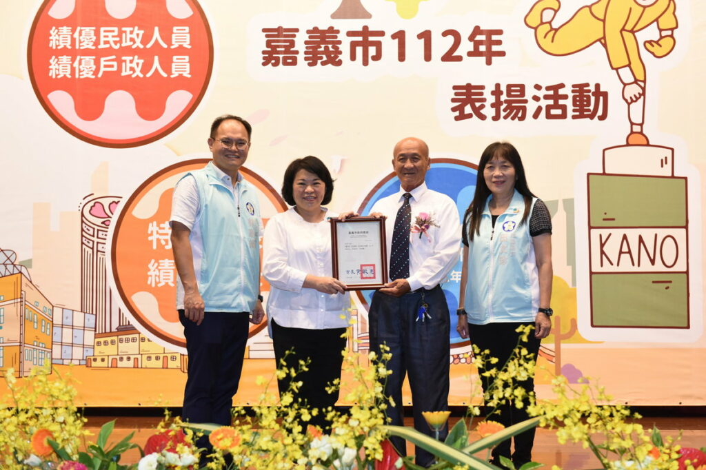 特優里長馬久彥同時榮獲績優調解人員