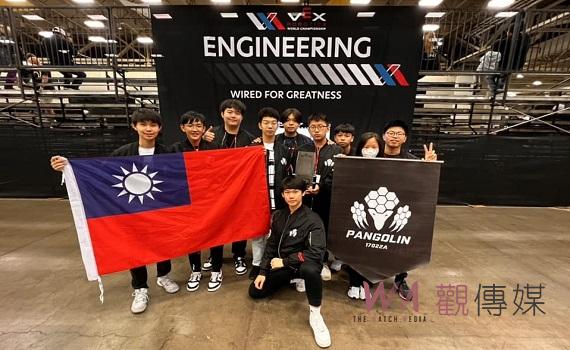 虎科大資工科陳睿璿與台灣代表隊 獲得2023VEX世界賽巧思特別獎