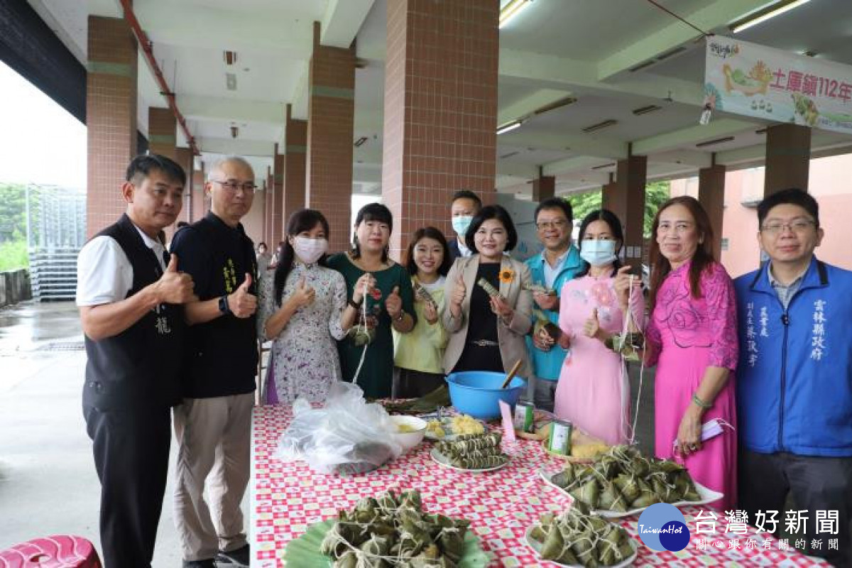 縣長張麗善與農會家政班、新住民姐妹一起包粽傳愛／土庫鎮農會提供