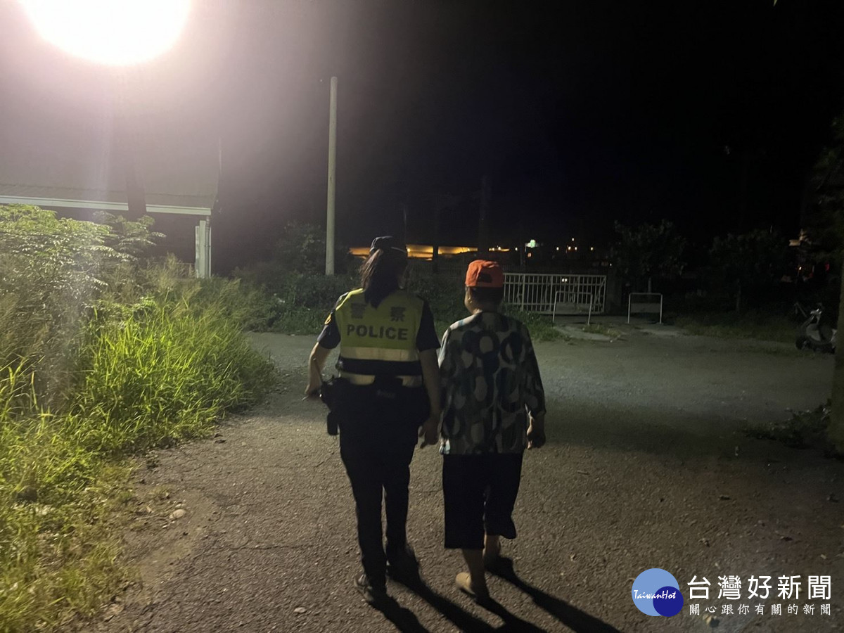 8旬老嫗夜深路倒　通霄巡警協助安全護送返家