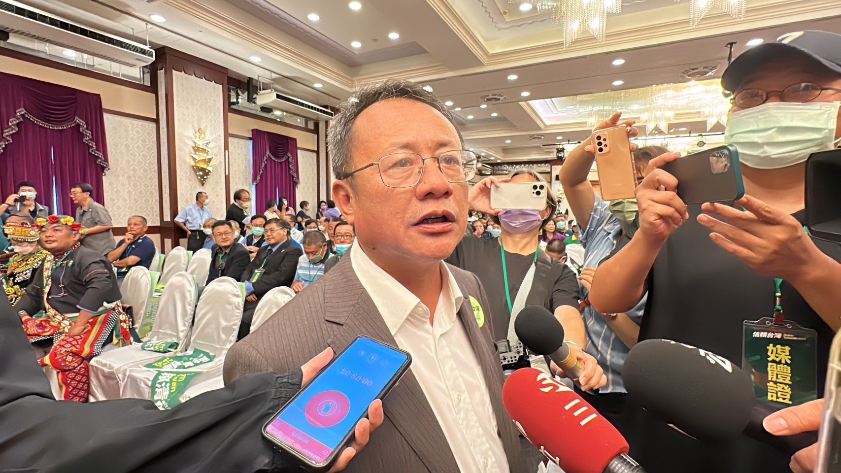 被爆曾歧視懷孕員工更有人喊退選,民進黨立委參選人賴坤成表示他會堅持到底。林泊志攝