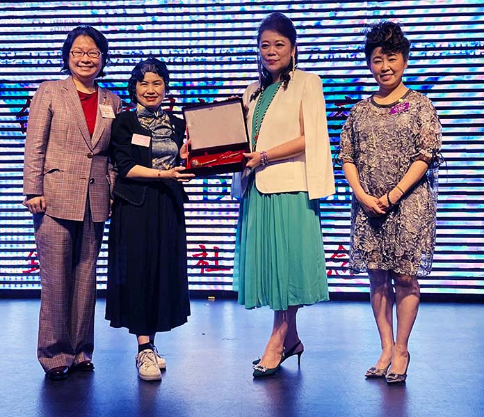 現任社長李慧珍 PE Elva(左二)交棒給新任社長邱豫甄 PE Branda(右二),總監特別代表蔡慧玲Philippa(左一)與2022-23 地區總監邱文麗DG Wendy(右一)在場監交。攝影/比爾先生