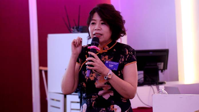台北群星扶輪社創社社長黃睿埁 CP Melody表示,感謝褓母PP Philippa的登高一呼,同時分享許多寶貴的經驗,讓我們可以凝聚力量調整腳步,讓群星可以一棒接一棒,繼續傳承扶輪的精神與感動。攝影/比爾先生
