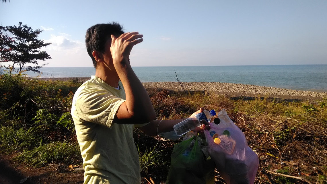 遊客撿拾海邊垃圾 北部民眾環保意識高 可惜檢不完 何不禁止製造