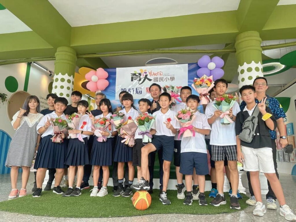 育人國小典禮典禮融入足球特色
