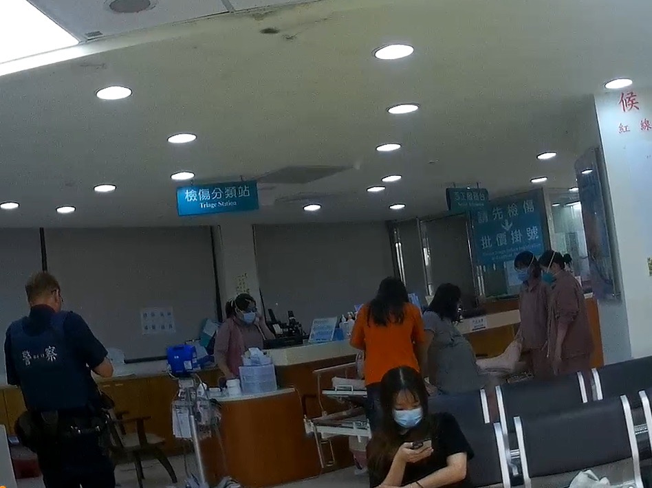 陳姓民眾妻子因羊水破水了即將生產,請求員警協助開道護送前往就醫