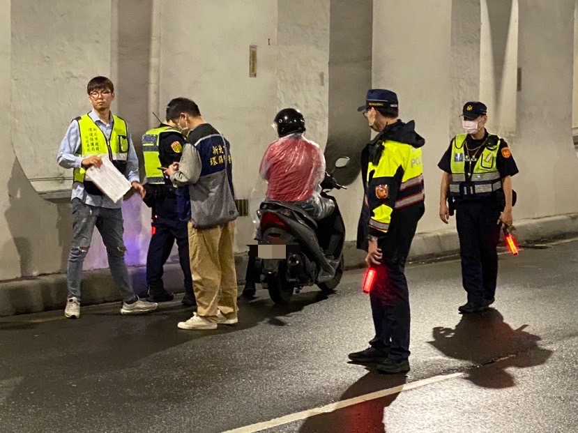 樹林警方聯合環保局執行轄內中山路地下道執行噪音、改裝車輛稽查