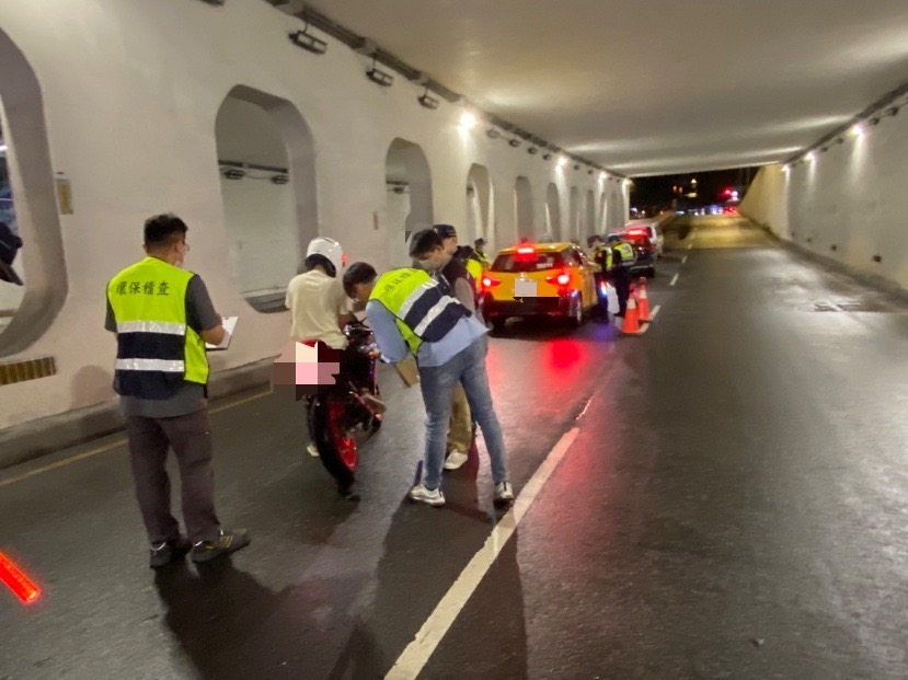 樹林警方聯合環保局執行轄內中山路地下道執行噪音、改裝車輛稽查