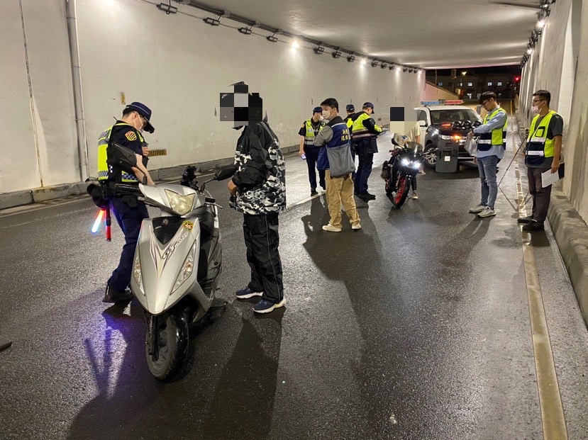 樹林警方聯合環保局執行轄內中山路地下道執行噪音、改裝車輛稽查