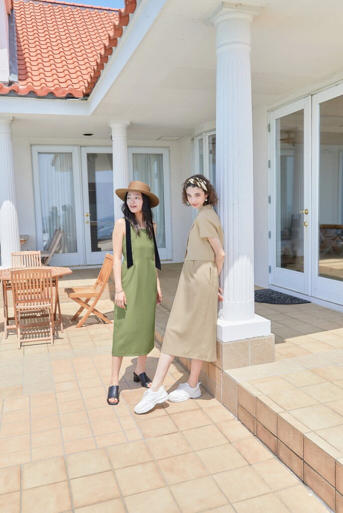 GU超人氣單品「女裝多WAY連身裙」推出優惠價$790元(原價$990元),一件至少可創造3種以上的穿搭風格,今夏多變造型一次滿足!