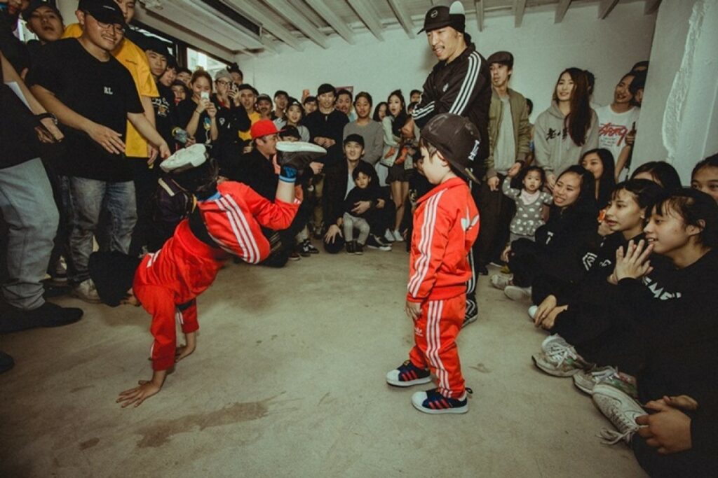 嘻關節-現場有DJ、嘻哈和兒童音樂，與小朋友舞蹈互動。圖／媽媽寶寶提供