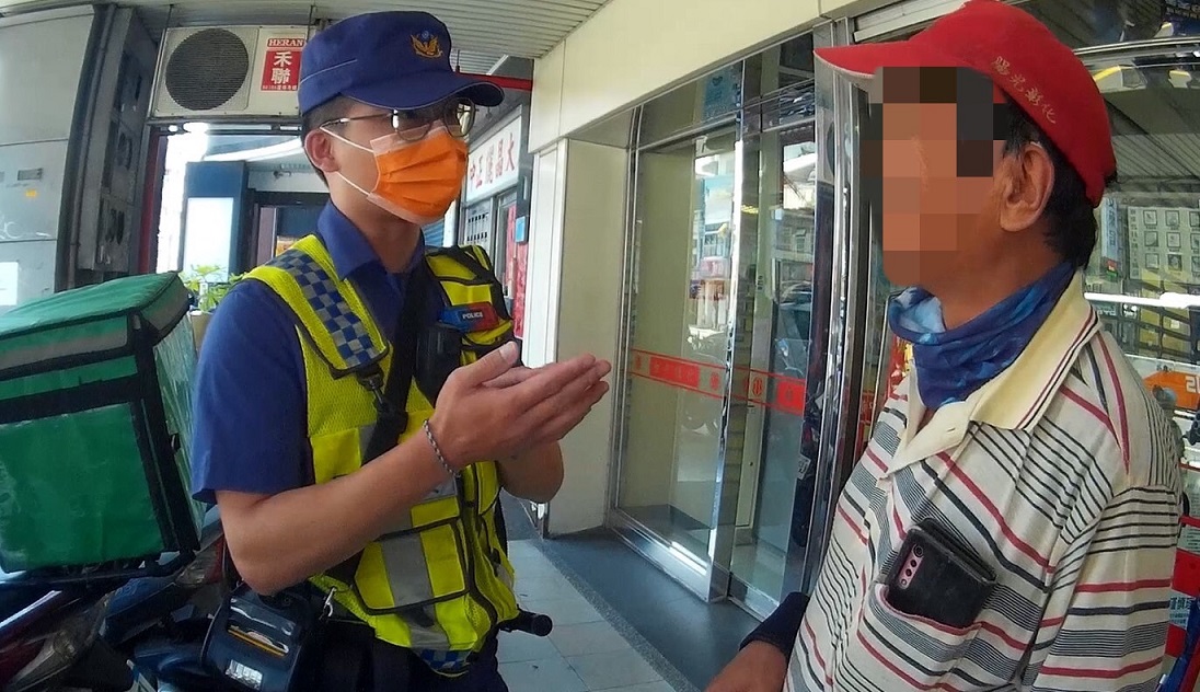 ▲圖說:員警表示該指定帳戶已被警示,陳男才恍然大悟自己遭到詐騙 (圖/台中市政府提供)