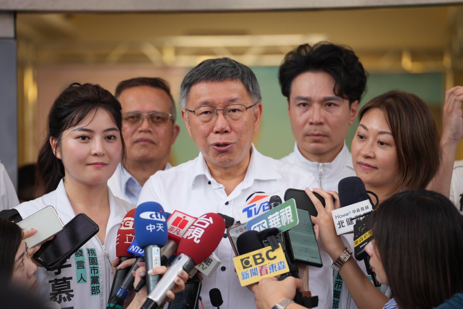 民眾黨主席柯文哲17日前往桃園出席八德服務處開幕。（民眾黨提供）