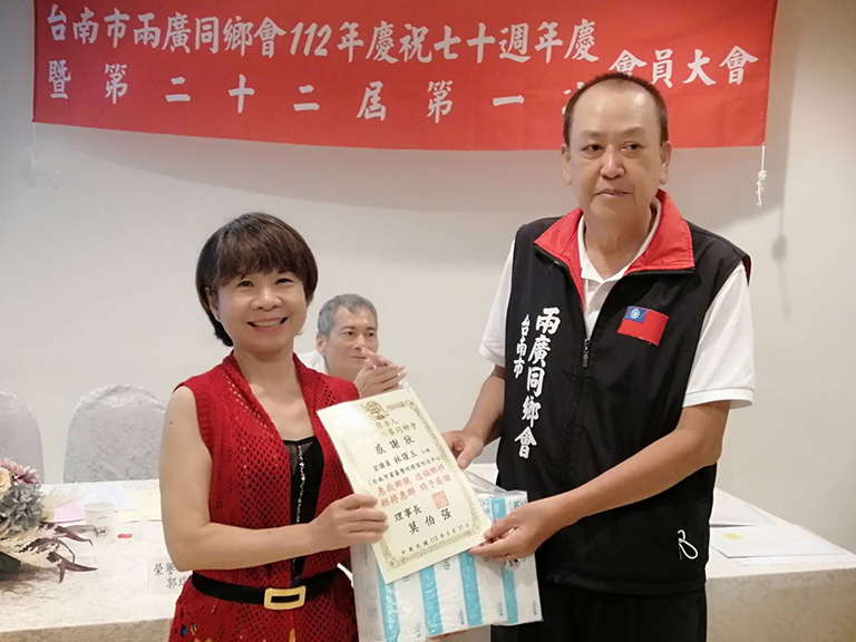 ▲台南市兩廣同鄉會理事長莫伯強：為性侵害防治中心宣講員頒發感謝狀。（圖／記者吳淑華攝）