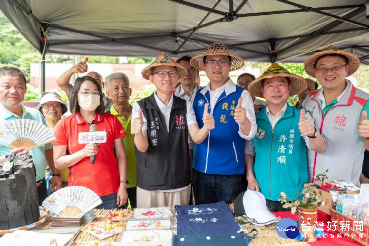 王副市長與貴賓比讚合影留念。<br /><br /> <br /><br /> 