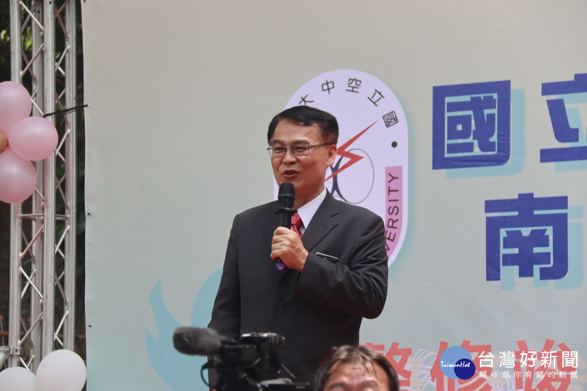 校長陳松柏歡迎大家來空大學習。(記者扶小萍攝)