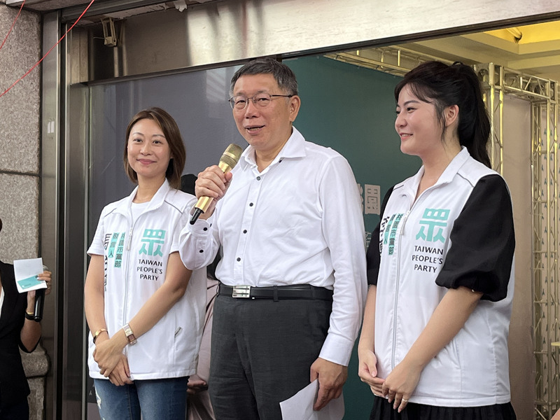 柯文哲(中)17日表示,桃園市立委選舉原則上蘆竹區將提名馬治薇(左)、八德提名李慕妍(右)參選。中央社