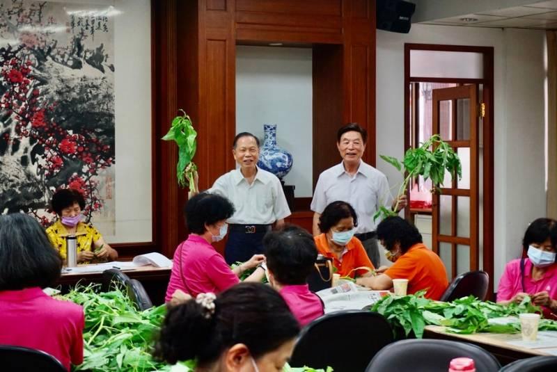 迎接端午穿木屐躦鯪鯉活動 台中萬和宮志工熟稔挑揀260斤麻芛