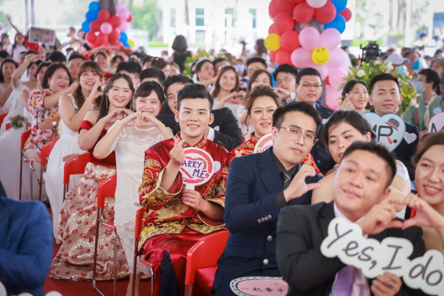 圖/2023新北市聯合婚禮主題為中西式經典風華,共有百對新人著中西式婚紗禮服,參加浪漫婚禮派對。(圖/新北市政府提供)