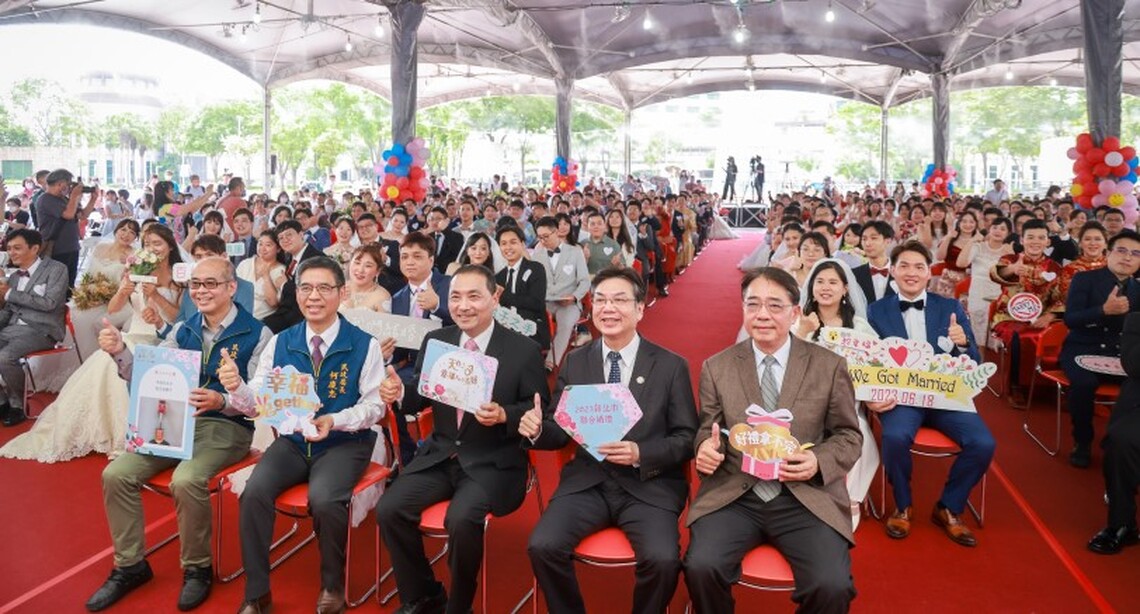 新北市百對新人市民廣場完婚 侯友宜、劉和然出席見證幸福